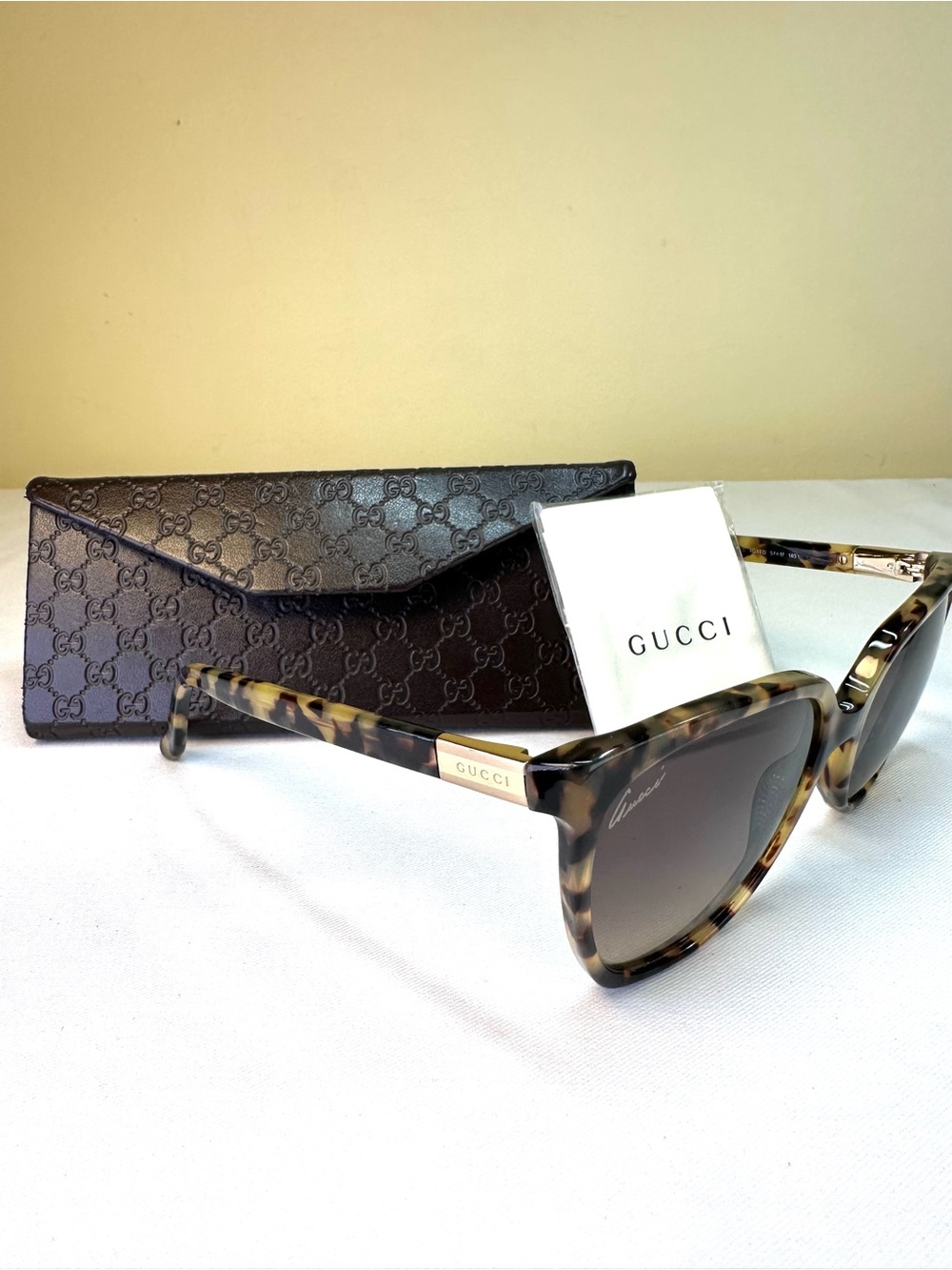 Gucci Sunglasses tortoiseshell frames Gold temple logo, gradient lenses, case